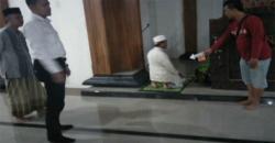 Kiai Tajuddin Dibacok Kapak saat Jadi Imam Salat Magrib di Sidoarjo