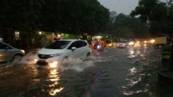 Hujan Deras, Separuh Kota Surabaya Terendam Banjir