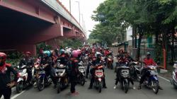 Ribuan Buruh Tutup Jalan hingga Ancam Pecahkan Kaca Mobil Pengendara<
