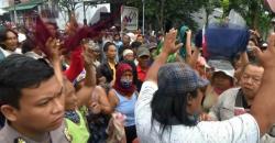 Ratusan Ibu-ibu Petani Lepas Baju dan Blokir Jalur Pantura 