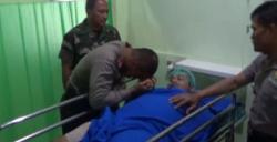 Kapolda Sulsel Cium Tangan Anggotanya yang Jadi Korban Ledakan