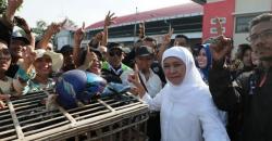 Becek-Becekan di Pasar Ngemplak, Khofifah Dielu-Elukan Para Pedagang