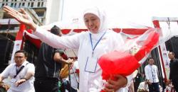 Tampil Enerjik, Khofifah-Emil Berikan Bunga Mawar Pada Gus Ipul-Puti