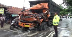 Rem Blong, Dump Truk Tabrak 3 Kendaraan di Pantura Gresik, 2 Tewas