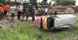 Minibus Rusak Parah Ditabrak KA Penataran, Sopir Selamat