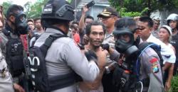 Amankan Orang Gila Mengamuk Bawa Celurit, Polisi Lepaskan Gas Air Mata