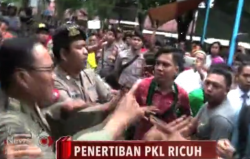 Lapak Dibongkar Paksa, PKL Bentrok dengan Satpol PP Bondowoso