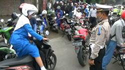 Tolak Ditilang Polisi, Pasutri di Gorontalo Marah dan Banting Motor