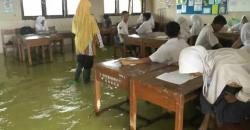 Ratusan Siswa di Pekalongan Belajar dengan Ruang Kelas Terendam Banjir