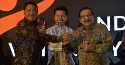 Soekarwo Raih Penghargaan Indonesian Visionary Leader dari Koran Sindo