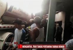 Truk BBM Pertamina Seruduk Rumah Warga