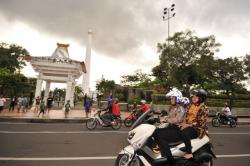 Risma Imbau Warga Surabaya Waspadai Kriminalitas dan Cuaca Ekstrem