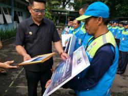 Berprestasi, Petugas Kebersihan Kota Bandung Diberangkatkan Umroh