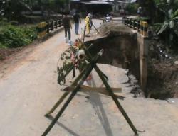 Jembatan Longsor, 10 Desa di Tabalong Terisolir