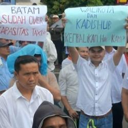 Ratusan Sopir Taksi Konvensional di Batam Demo