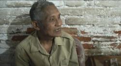 Pria Buta yang Merawat Dua Anak Cacat Ini Butuh Bantuan