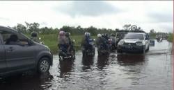 Jalan Rusak Terendam Banjir, Arus Lalin Macet Parah