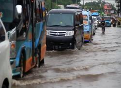 Diguyur Hujan Tiga Jam, Pantura Cirebon Macet Parah akibat Banjir