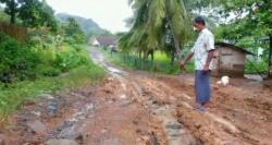 Jalan Desa Rusak, Warga Kerap Kecelakaan, Ekonomi Lumpuh