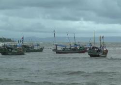 Ombak Selat Sunda Capai Lima Meter, Nelayan Pandeglang Enggan Melaut