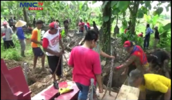 VIDEO: Isak Tangis Warnai Pemindahan Makan yang Tergusur Bandara