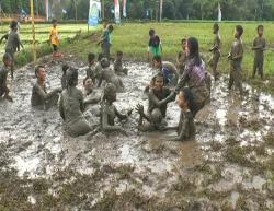 Sensasi Mandi Lumpur di Banjarnegara, Dipercaya Bisa Haluskan Kulit