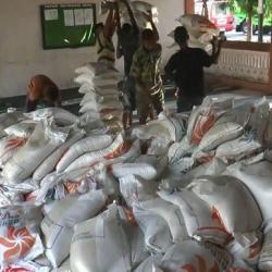 Warga Sikka Flores Kembalikan 31,5 Ton Beras Rastra Berkutu ke Bulog<