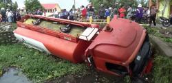 Truk Pertamina Tabrak Motor dan Kios Sayur lalu Terjun ke Sungai