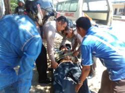 Asyik Main Ponsel, Pengendara Motor Tabrak Mobil Boks