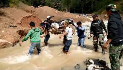 Jembatan Penghubung 2 Kabupaten di Toraja Hanyut Diterjang Longsor