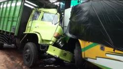 Sopir Ngantuk, Bus Sarat Penumpang Hantam Dua Truk Parkir 