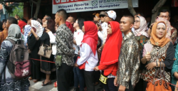 Warga Rela Berdesakkan Saksikan Pernikahan Kahiyang Ayu<