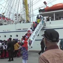Warga Sambut Meriah KRI Bima Suci di Dermaga Teluk Bayur Padang