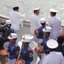 Peringati Hari Pahlawan, Taruna AAU Taburkan Bunga dari KRI Bima Suci