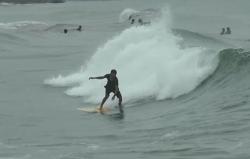 Peselancar Padang Bermain Ombak di Tengah Badai