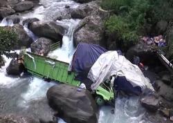 Truk Pengharum Ruangan Terjun ke Sungai Lubuk Paraku Dijarah Warga