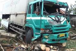 Truk Bermuatan Semen Tabrak Warung, Pedagang Tewas Terjepit