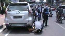 Sering Parkir di Bahu Jalan? Waspada Kendaraan Anda Digembok Petugas