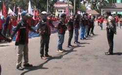 Buruh Sumsel Tuntut Upah Rp2.595.994