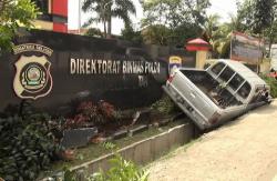 Diduga Mengantuk, Mobil Pikap Seruduk Kantor Binmas Polda Sumsel