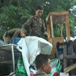 Cegah Banjir, Satpol PP Palembang Bongkar Lapak PKL di Pinggir Jalan