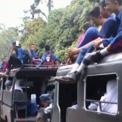 Demi Sekolah, Siswa di Lahat Bertaruh Nyawa di Atas Angkutan