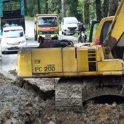 Jalan Penghubung Danau Toba - Simalungun Putus Total akibat Longsor
