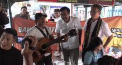 Begini Serunya Djarot-Sihar Ngamen di Warung Bakso 