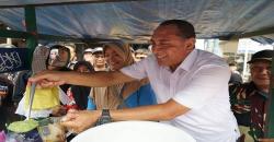 Kampanye Hari ke-5, Edy Rahmayadi Jualan Cendol di Pasar Gambir