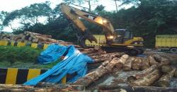 Truk Pengangkut Kayu Terbalik, Jalur Medan-Kabanjahe Lumpuh