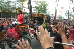 Ribuan Warga Antusias Saksikan Kirab Budaya Kahiyang-Bobby