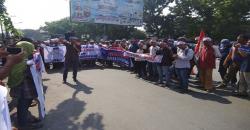 JR Saragih Diperiksa, Pendukung Demo di Depan Kantor Bawaslu Sumut