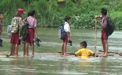 Demi Menuntut Ilmu, Puluhan Siswa SD Bertaruh Nyawa Menuju Sekolah