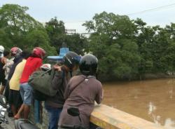 Warga Heboh Warna Sungai Padang di Tebingtinggi Berubah